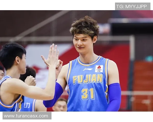 王哲林今夏减重作用超显着 六块腹肌已清晰可见